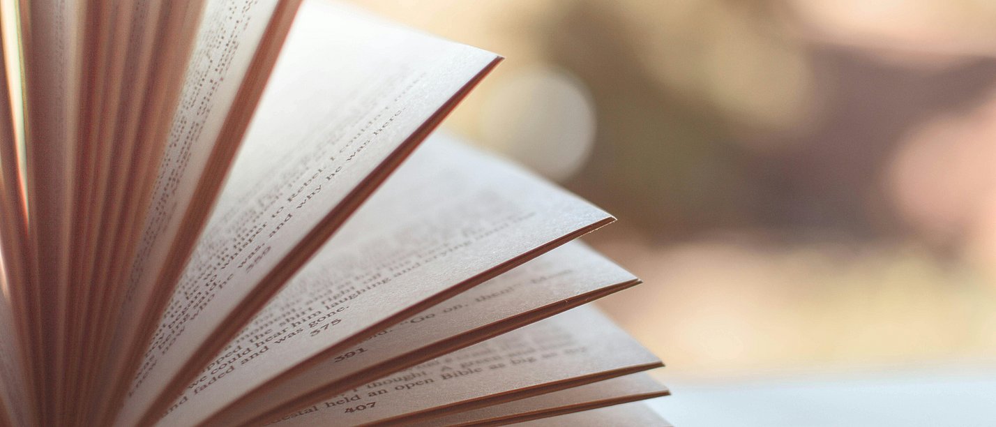 Symbolbild aufgeschlagenes Buch