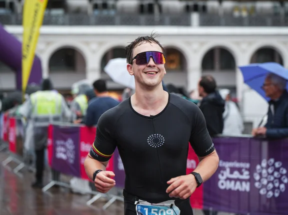 Geschafft, aber glücklich! Ein Jahr lang hat sich René auf den Ironman in Hamburg vorbereitet. (Foto: Privat) René Langeströer beim Laufen. Er lächelt in die Kamera.