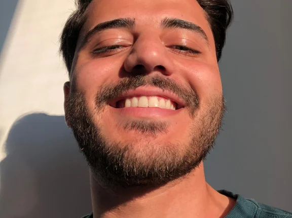 Sami Barkal hat sich seinen Traum von einem Medizin-Studium an der Uni Witten/Herdecke erfüllt. (Foto: privat) Porträtbild von Sami Barkal.