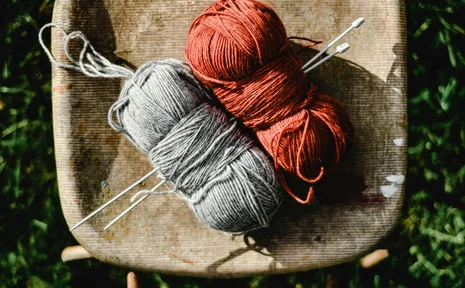 Symbolbild von Wolle und Stricknadeln