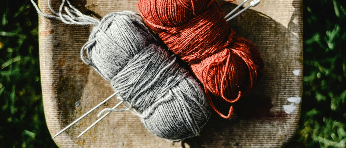 Hand in Hand für Demokratie und Zusammenhalt – Strickcafé (Foto: Eva Brunzios | pexels) Symbolbild von Wolle und Stricknadeln