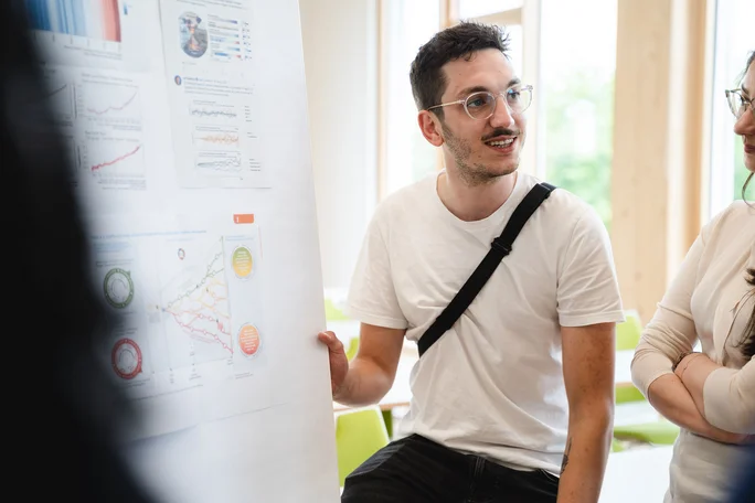 Social Data Science (B. Sc.) studieren an der UW/H (Foto: UW/H | Johannes Buldmann) Ein Student im Fach Social Data Science (B. Sc.) erläutert ein Thema am Flipchart.