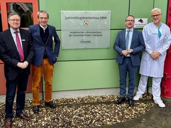 Gruppenfoto vor den Justizvollzugskrankenhaus NRW in Fröndenberg.