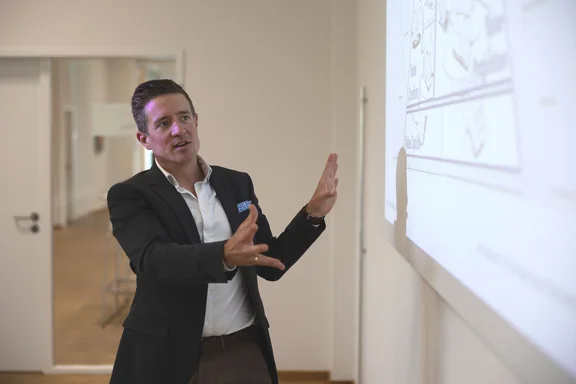 Research at the Faculty of Management, Economics and Society (Photo: UW/H | Michael Schwettmann) A professor at theFFaculty of Management, Economics and Society presents his research findings