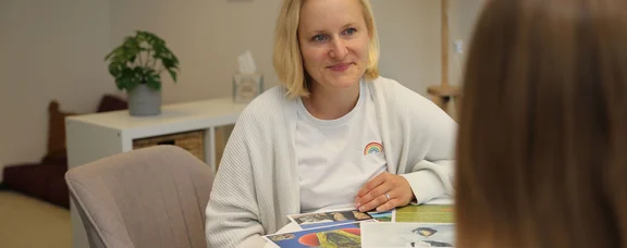 Therapiegespräch am Zentrum für Psychische Gesundheit und Psychotherapie (Foto: UW/H) Eine Therapeutin im Gespräch mit einer jungen Patientin am Zentrum für Psychische Gesundheit und Psychotherapie
