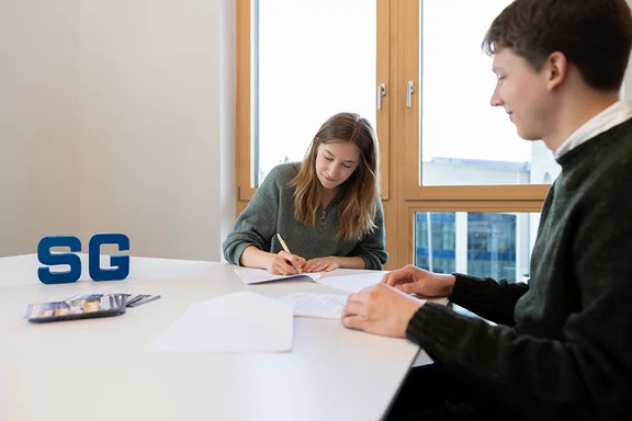 Beratung zur Studienfinanzierung an der UW/H (Foto: UW/H | Michael Schwettmann) Eine Studentin lässt sich zur Studienfinanzierung an der UW/H beraten