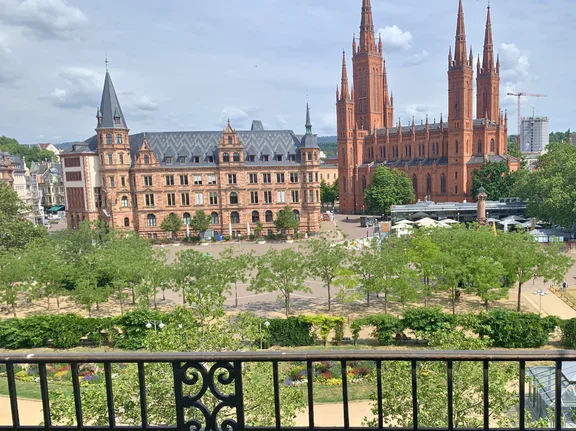 Pias Heimatstadt Wiesbaden bedeutet für sie Geschichte und Natur, aber auch Weitläufigkeit und Anonymität. (Foto: privat) Blick auf das Rathaus von Wiesbaden.