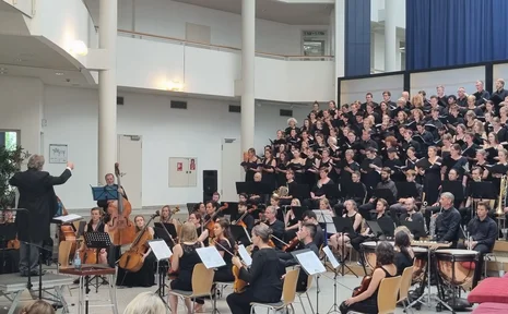 Symbolbild des UW/H-Chors und Orchesters