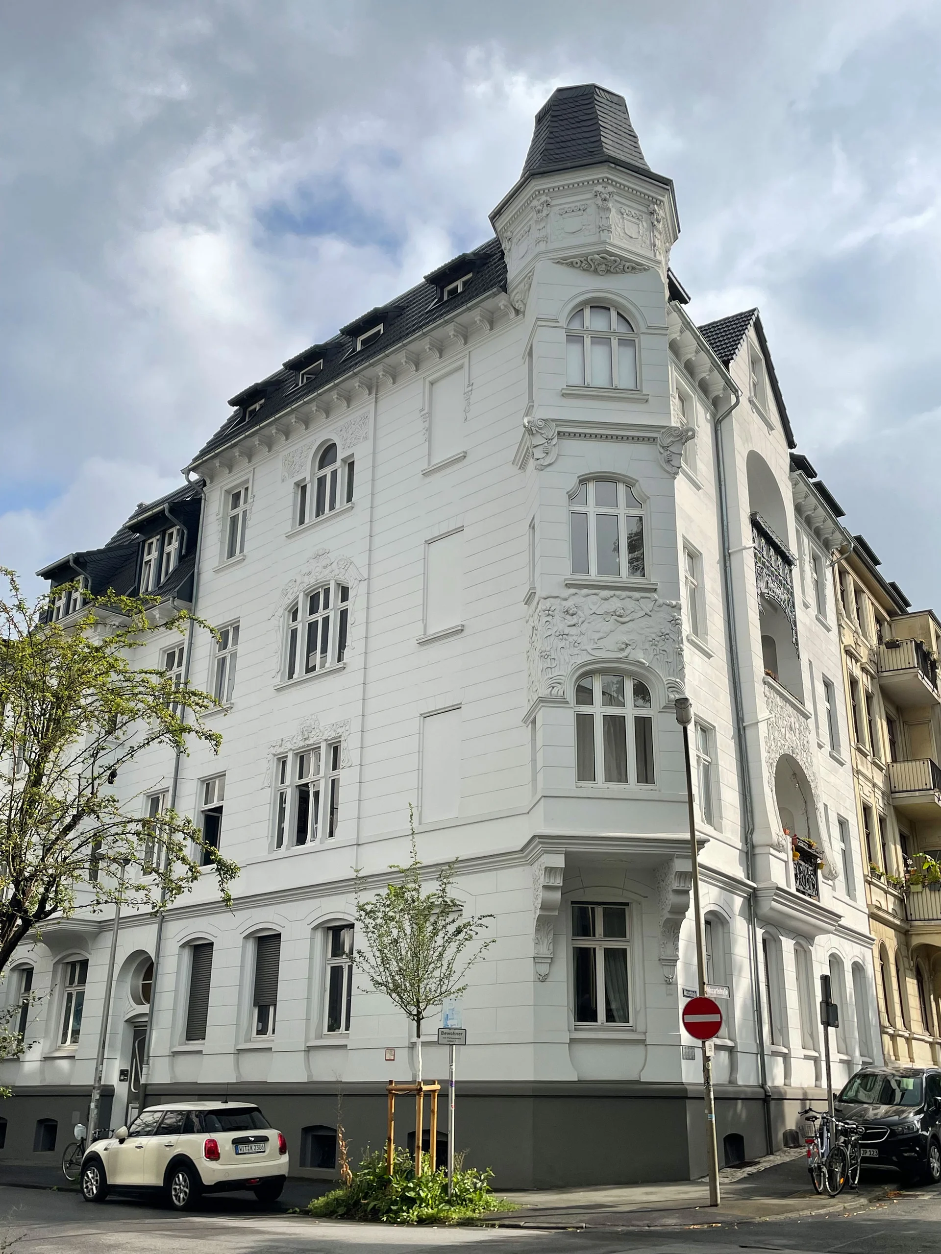 City villa with student flatshares (Photo: Private) Exterior view of a white townhouse.