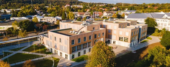 Unser Campusführungen bieten einen Einblick in unsere Gebäude. (Foto: UW/H | Johannes Buldmann) Luftbildaufnahme der Gebäude der Universität Witten/Herdecke.