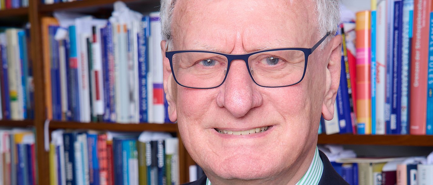 Prof. Dr. Hermut Kormann spricht in der WIFU-Ringvorlesung über Überleben als Voraussetzung für langes Leben (der Familienunternehmung). (Foto: privat) Porträt eines Mannes