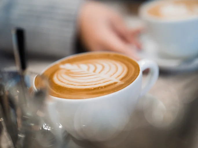 Kaffee-Genuss im Café Larix (Foto: UW/H | Hochschulwerk) Nahaufnahme einer Kaffeetasse.