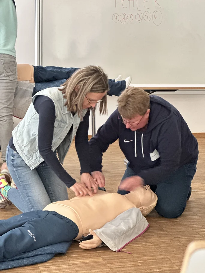 Reanimationsübung an einer Puppe durch Medizinische Fachangestellte