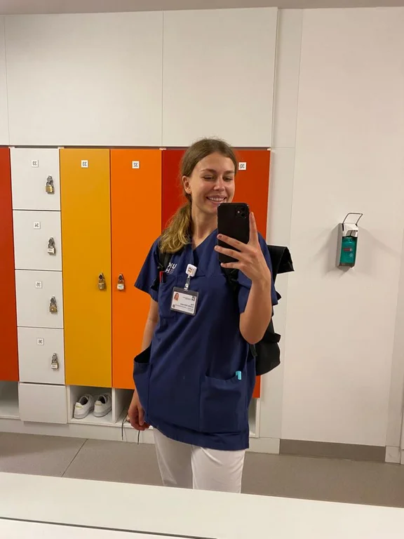 Carlotta initially trained as a paediatric nurse. But her dream of studying medicine has remained. (Photo: private) Carlotta Fehrmann takes a mirror selfie in her medical work clothes.