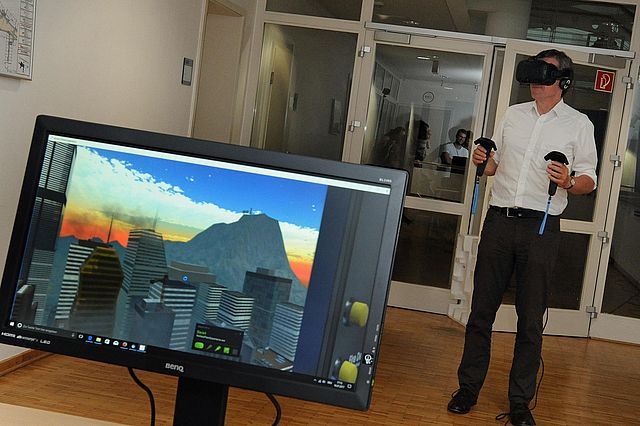 UW/H-Präsident Prof. Dr. Martin Butzlaff testet die VR-Brille