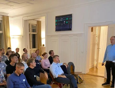 Stufu on Tour für Alumni und Alumnae der UW/H (Foto: UW/H) Ein Referent spricht vor einem Publikum.