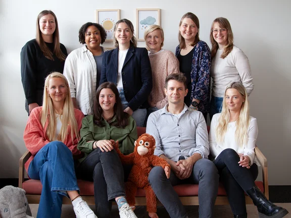 Group photo of the Psychotherapy Outpatient Clinic for Children, Young People and their Families (photo: UW/H | Kathrin Gloe) Team photo