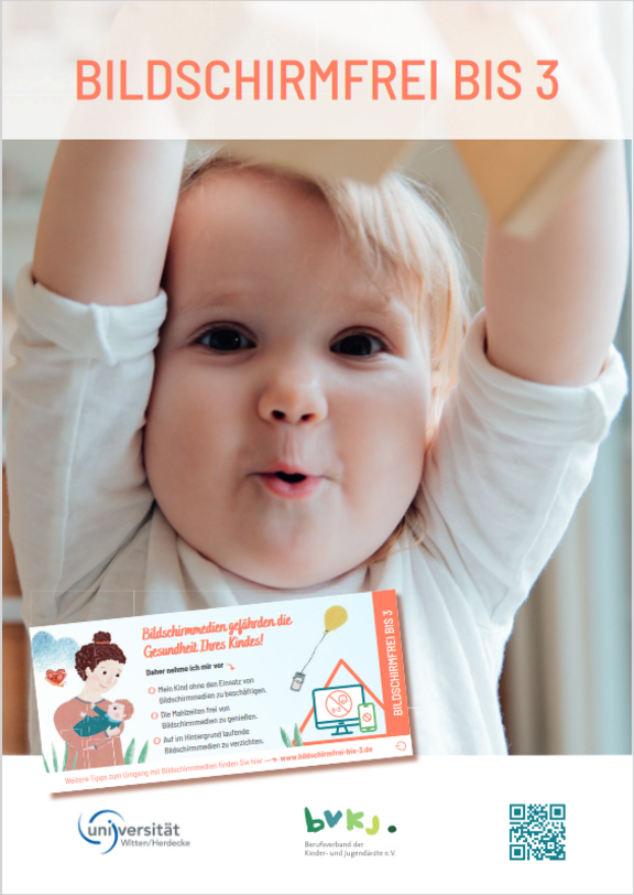 Baby hebt die Arme und freut sich
