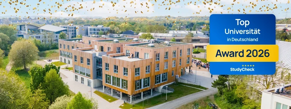 Aufnahme des Holzgebäudes auf dem Campus der UW/H. Im Vordergrund ist das StudyCheck-Siegel.