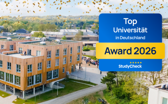 Aufnahme des Holzgebäudes auf dem Campus der UW/H. Im Vordergrund ist das StudyCheck-Siegel.