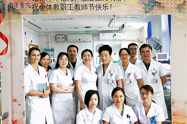 Antonia Viazis (links) mit chinesischen Ärzten