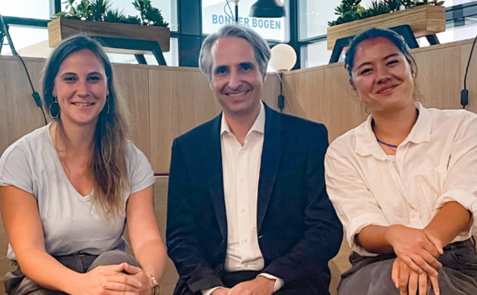 Vier Personen lächeln in die Kamera.