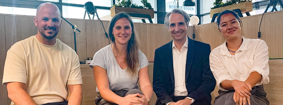 Neue Kooperation zwischen dem Reinhard-Mohn-Institut für Unternehmensführung an der Universität Witten/Herdecke und DIGITALHUB.DE in Bonn (Foto: DIGITALHUB.DE | Sarah Mahlmann) Vier Personen lächeln in die Kamera.