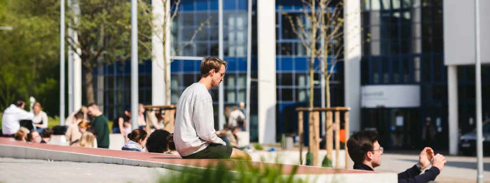 Students can be seen on the campus square in front of Witten/Herdecke University.