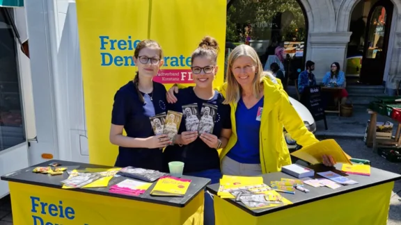 Lisa Röck (links) und Dr. Ann-Veruschka Jurisch (rechts) am Straßenwahlstand