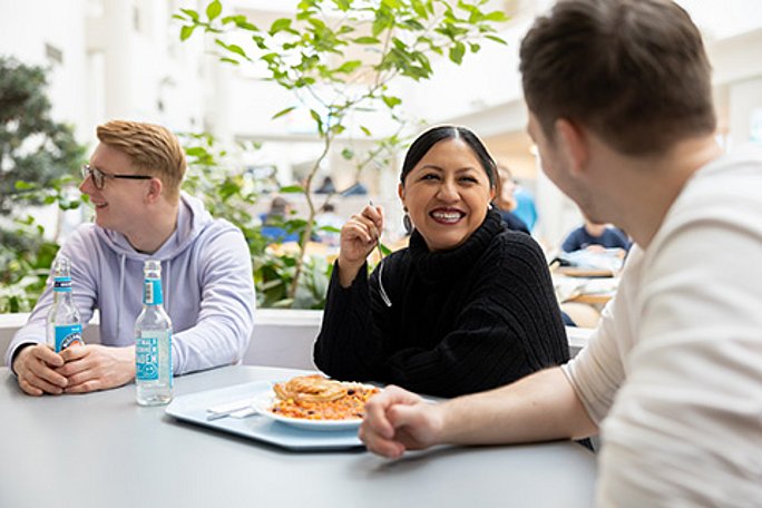 Studierende in der Mittagspause  