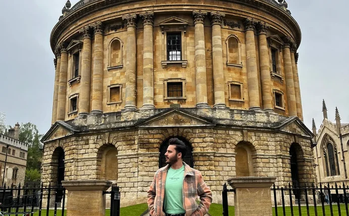 Sami Barkal vor einem Universitätsgebäude in Oxford.