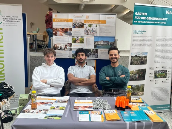 Stipendien spielen in Samis Leben eine bedeutende Rolle. Als Botschafter der Studienstiftung gibt er seine Erfahrungen an andere junge Menschen weiter und ist Ansprechpartner für Kommiliton:innen. (Foto: privat) Stipendien spielen in Samis Leben eine bedeutende Rolle. Als Botschafter der Studienstiftung gibt er seine Erfahrungen an andere junge Menschen weiter und ist Ansprechpartner für Kommiliton:innen. (Foto: privat)