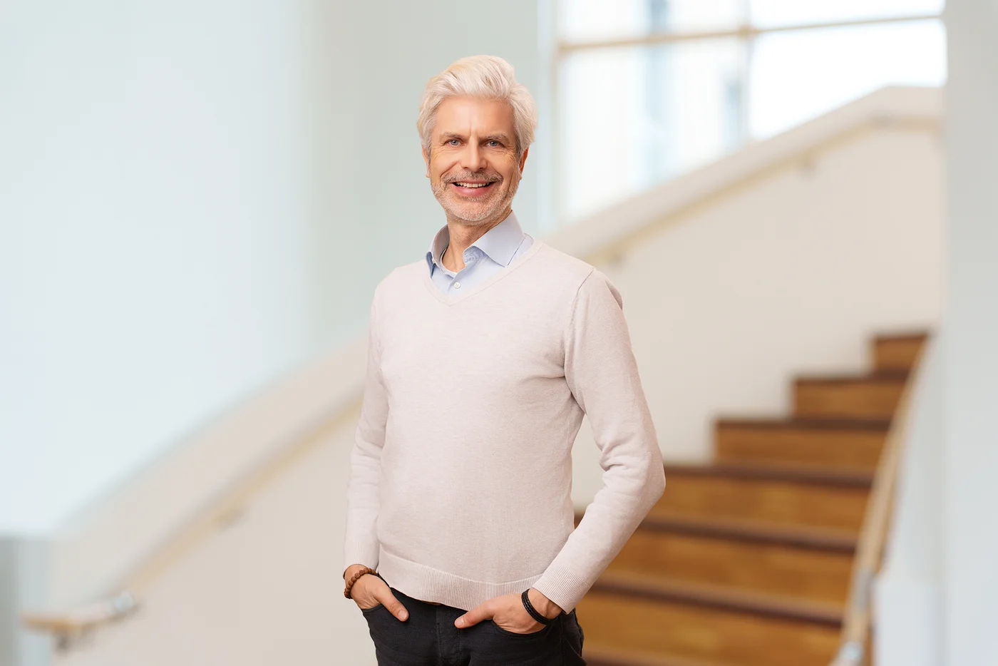 Portrait photo of Prof Dr Tobias Esch
