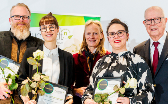 Gruppenfoto von fünf Personen