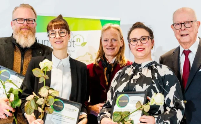 Gruppenfoto von fünf Personen