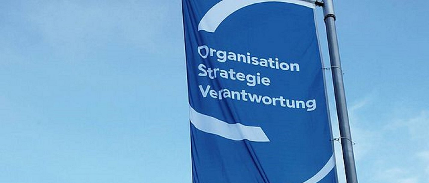 Tag der Unternehmensführung (Foto: UW/H) Symnbolbild Flagge der Rheinhard-Mohn Instituts