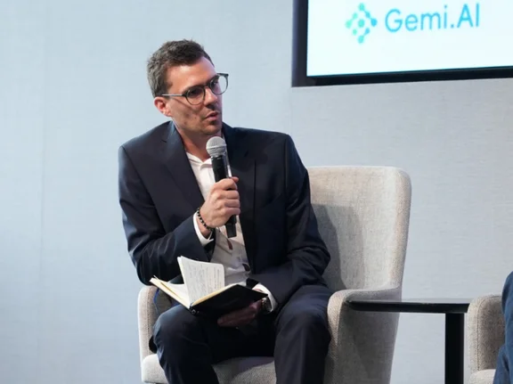 Ein Student spricht in ein Mikrofon.