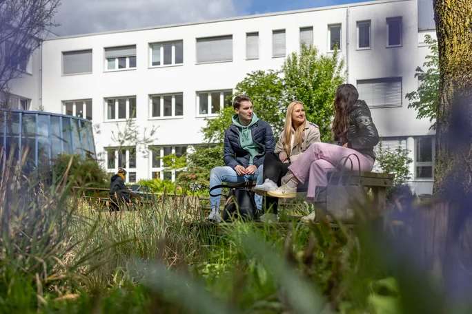 Herrlicher Unigarten (Foto: UW/H | Michael Schwettmann) Studierende genießen den herrlichen Unigarten.