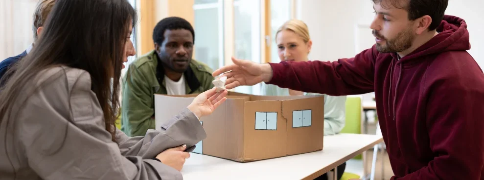 Fünf Studierende in einem Pflegewissenschaftsseminar