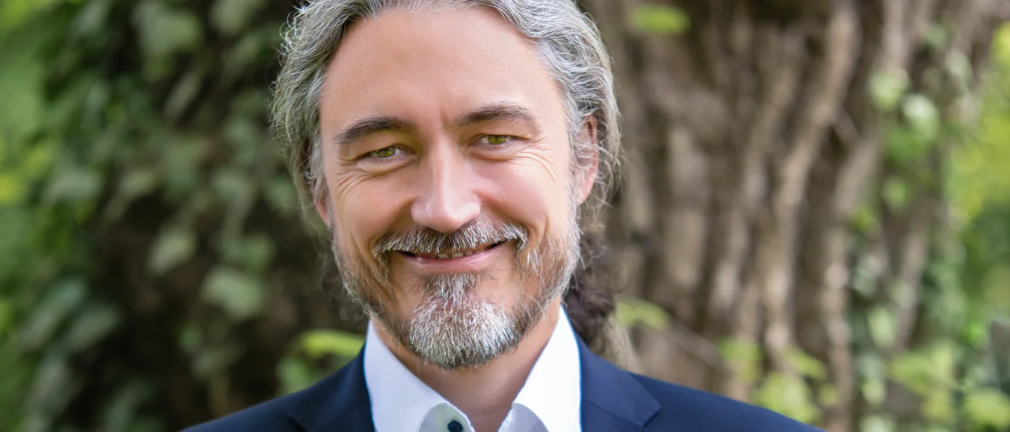 Porträt von Dr. Thomas Hübl (Foto: Frank Scherer) Porträt eines Mannes.