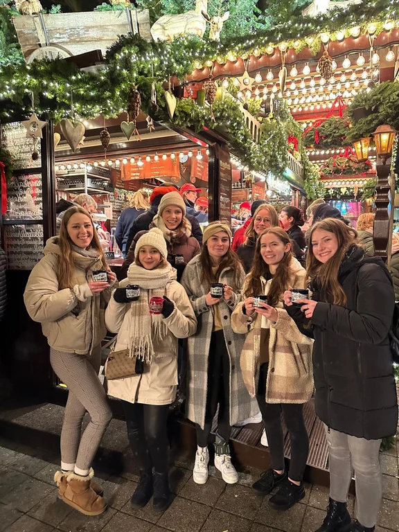 Alicia und ihre Freundinnen auf dem Weihnachtsmarkt.