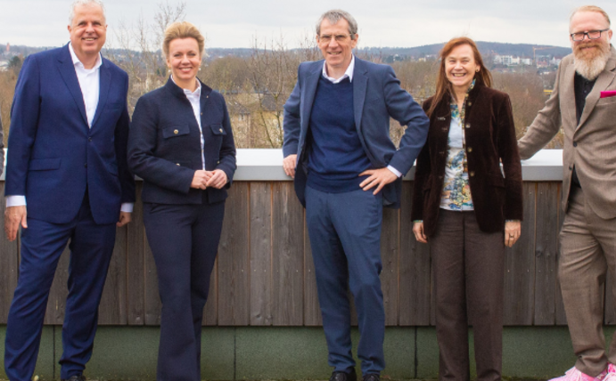 Die Leitung der UW/H mit Ministerin Ina Brandes auf der Dachterrasse der Universität.