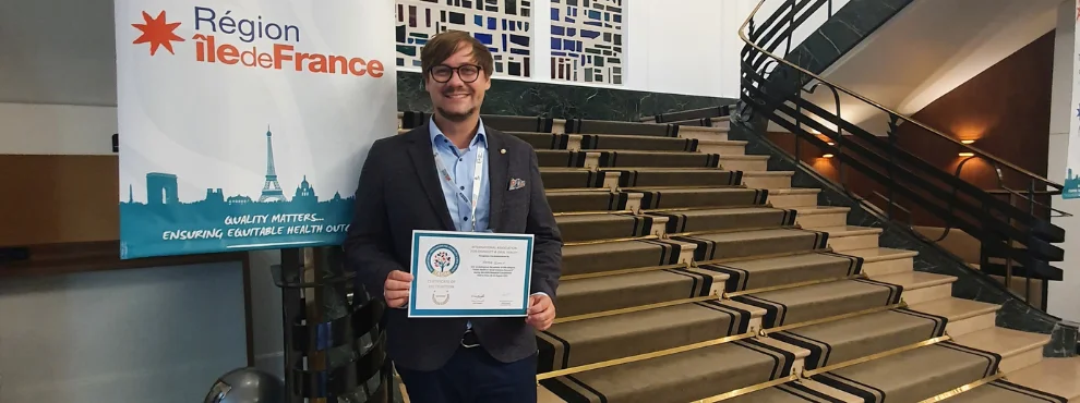 Bild von Dr. Peter Schmidt mit Urkunde