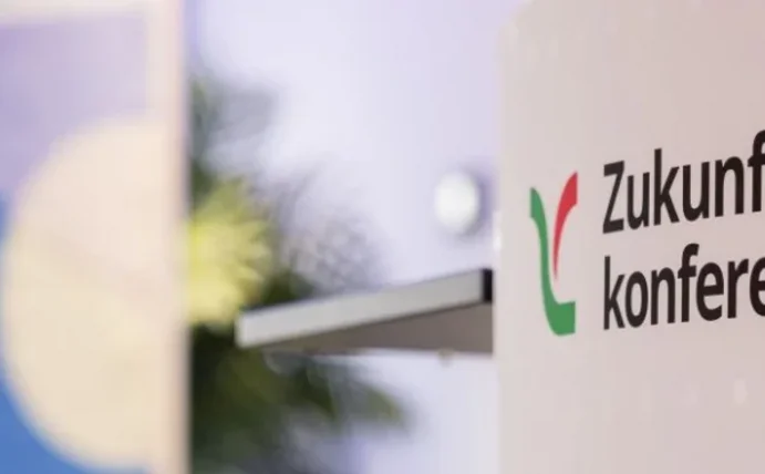 Weißes Banner mit dem Logo der Zukunftskonferenz NRW.