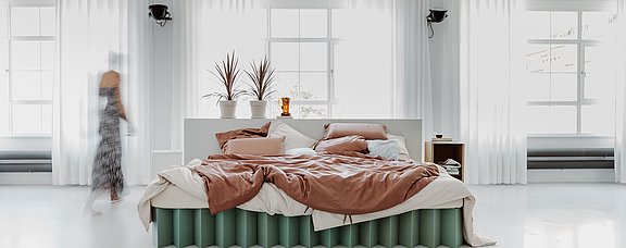 Das Bett aus nachhaltiger Wellpappe ist das Aushängeschild von ROOM IN A BOX. (Foto: ROOM IN A BOX) Foto eines Bettes aus Wellpappe in einem hell eingerichteten Raum.