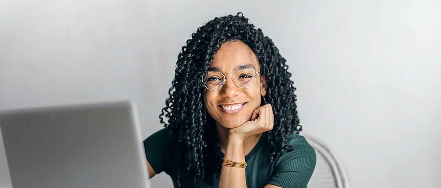 In unseren Online-Schnupperseminaren bekommen Studieninteressierte einen Einblick in das Psychologie-Studium an der UW/H. (Foto: pexels | Andrea Piacquadio) Eine junge Frau sitzt vor einem Laptop und lächelt in die Kamera.