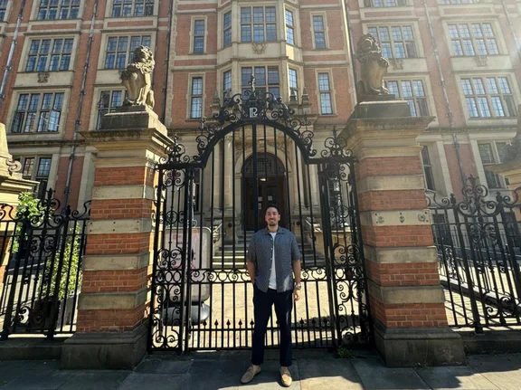 Marlon vor dem Sir Arthur Lewis Building.