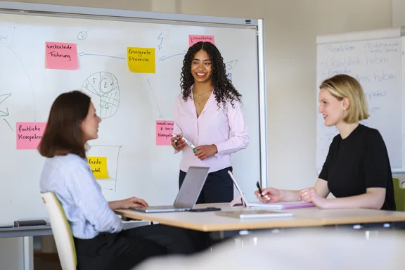Drei Frauen in einer Seminarsituation