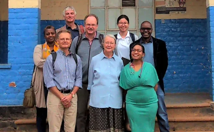Das Team vor dem Zomba Central Hospital.