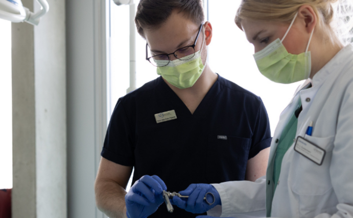 The UW/H is trialling written knowledge analyses followed by individual feedback sessions as a new form of examination in dentistry. (Photo: UW/H | Michael Schwettmann) Symbolic image dentistry